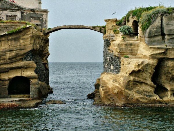 Красивия, но прокълнат остров Гайола (Gaiola Island)