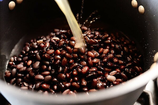 Супа с тъмен боб - стъпка по стъпка в снимки