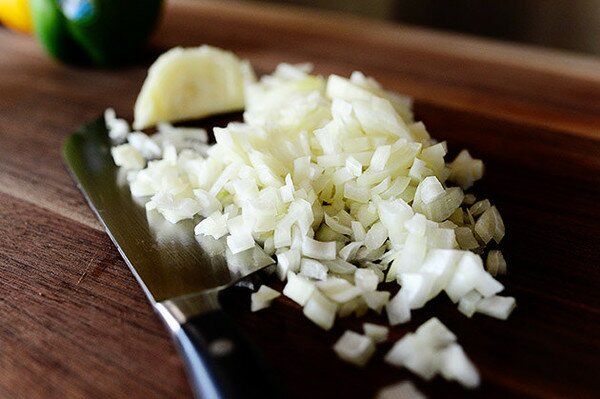 Супа с тъмен боб - стъпка по стъпка в снимки