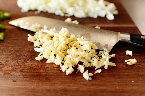 Супа с тъмен боб - стъпка по стъпка в снимки