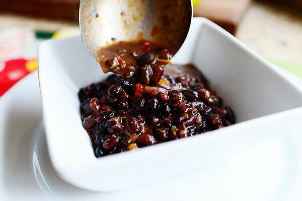 Супа с тъмен боб - стъпка по стъпка в снимки