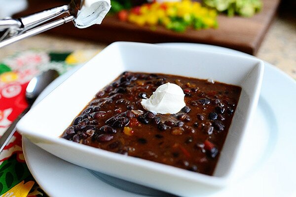 Супа с тъмен боб - стъпка по стъпка в снимки