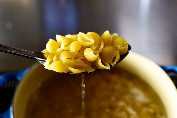 Паста с грах и бекон - стъпка по стъпка в снимки