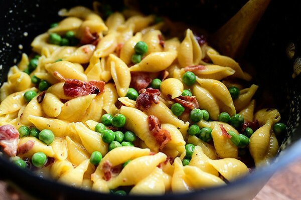 Паста с грах и бекон - стъпка по стъпка в снимки